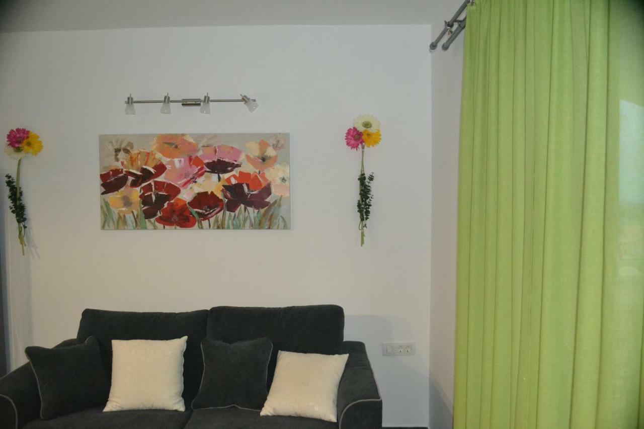 Bebe In Old Town- With Free Parking Apartment *
